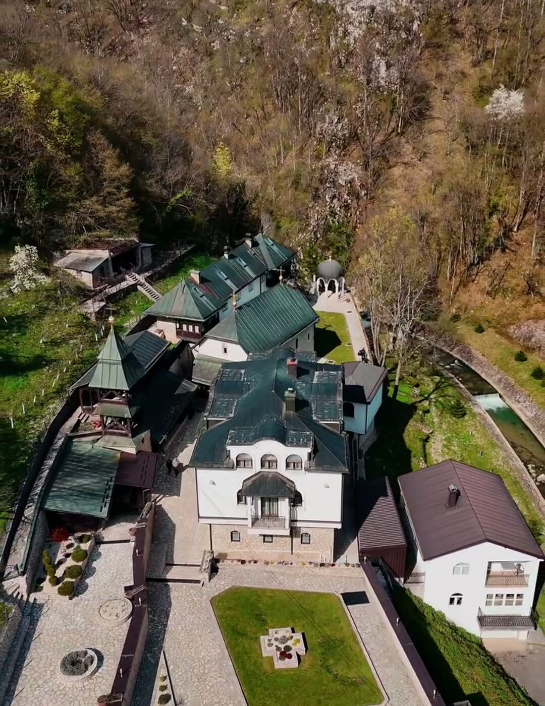 Manastir Lovnica snimljen dronom